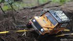 Mobil Remote Control Membelah Hutan Lembang