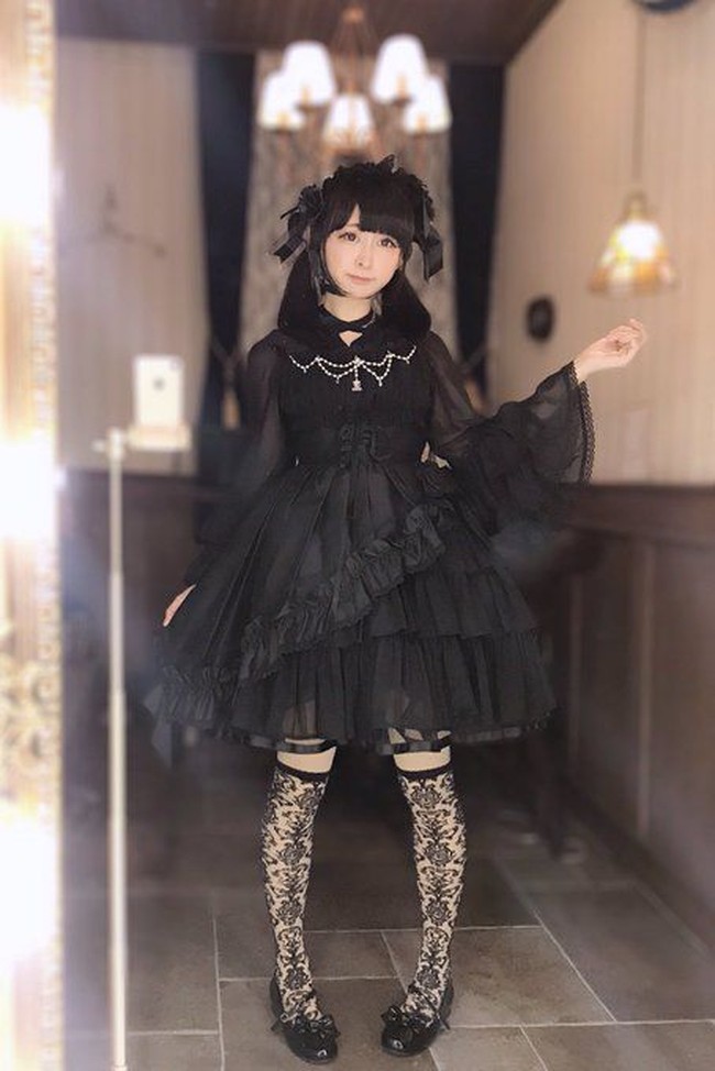 Melihat fofonya, sekilas tidak ada yang aneh dengan sosok Takuma. Dia terlihat seperti seorang anak sekolahan yang masih muda. Namun ternyata dia sebenarnya seorang pria, bahkan sudah tidak muda lagi. Foto: dok. twitter @tani_takuma