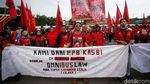 Massa Buruh Geruduk Gedung DPR Tolak Omnibus Law