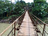 Jembatan Gantung Penghubung Kampung Mulai Rusak, Warga Depok Minta Perbaikan