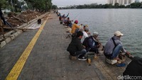 Telah dibangun trotoar di atas danau serta spot memancing bagi warga.