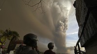 Kantor bencana setempat mengatakan telah mengevakuasi lebih dari 2.000 penduduk. 