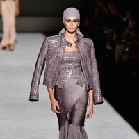 Tampil dengan penutup kepala, Kaia Gerber tampil beda di fashion show Tom Ford, New York Fashion Week, September 2018. Foto: Getty Images