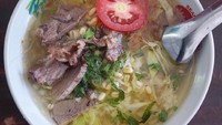 Soto sapi racikan Pak Mustofa ini memakai paduan irisan kol dan tomat. Bikin soto makin segar dan enak dimakan hangat. Foto: Instagram @jogjaeatguide