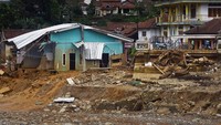 Tampak sebuah rumah dindingnya hancur diterjang banjir bandang. Antara Foto/Asep Fathulrahman.