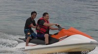 Acara main air di Pulau Karampuang makin asyik karena adanya sejumlah fasilitas olah raga air seperti perlengkapan Snorkling, Diving, Banana Boat, hingga Jetski.  (Foto: Abdy Febriady/detikcom)