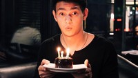 Rayakan ulang tahun, Marcell dapat kejutan kue cokelat mini lengkap dengan tiga lilin di atasnya. Foto: Instagram @marcelldarwin