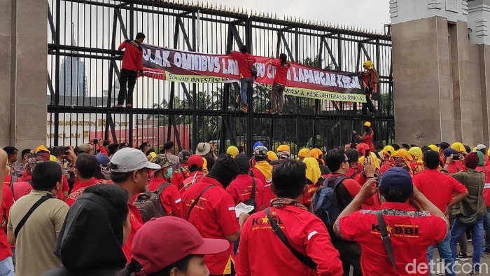 Demo buruh tolak Omnibus Law Cipta Lapangan Kerja (Matius Alfons/detikcom)