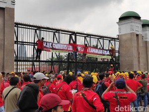 Massa Demo di Depan DPR: Omnibus Law Cipta Lapangan Kerja Kematian Buruh!