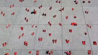 Ratusan sepatu wanita berwarna merah tersusun di Alun-alun Kota Meksiko, pada Sabtu (11/1) lalu.
