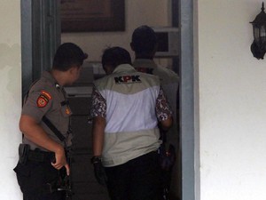 Geledah Ruang Kerja-Rumah Dinas Wahyu Setiawan, KPK Sita Sejumlah Dokumen