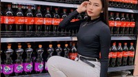 Namun, Dara Arafah justru menanggapi keributan antara dirinya dan Lucinta Luna dengan santai. Seperti pada pose santainya yang satu ini, ia berpose di depan deretan minuman soda berwarna hitam yang senada dengan baju yang dipakai. Foto: Instagram @daraarafah