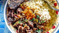 Hampir di semua kota terutama di Jawa ada soto sapi. Seperti soto sapi Pak Samsul yang ada di Jl. Kolombo Jogja ini. Yakin kamu ngga ngiler? Foto: Instagram @kulinerjogja