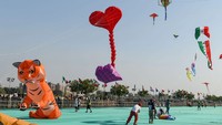 Festival Layang-layang Internasional atau International Kite Festival menjadi agenda penting di India. Festival ini juga memiliki nama lain yaitu Uttarayan. (AFP)