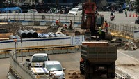 Sejumlah alat berat dikerahkan untuk membantu pekerja menyelesaikan pembangunan proyek tersebut.