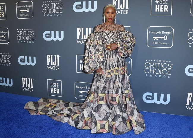 Aktris Inggris Cynthia Erivo memukau dengan gaun Fendi Haute Couture yang dihiasi dengan motif geometris nan dramatis. (Foto: Jordan Strauss/Invision/AP)