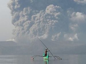 Taal Volcano di Filipina Lontarkan Abu hingga 15 Km, Bandara Ditutup