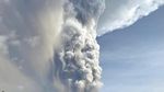 Penampakan Abu dan Kilat Saat Taal Volcano di Filipina Erupsi