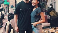Wah, lagi nongkrong di kafe, Dara Arafah bertemu dengan salah satu DJ terkenal. Ia langsung berfoto bersama tepat di meja yang sudah berisi makanan dan minuman pesanan Dara. Foto: Instagram @daraarafah