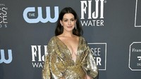 Anne Hathaway tampil seksi dan glamor dengan dress sequin emas di tengah kehamilannya itu. Frazer Harrison/Getty Images