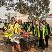 Inspiratif! Relawan Muslim Ini Bagikan Makanan untuk Petugas Damkar Australia