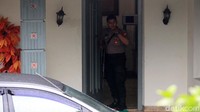 Aparat kepolisian yang berjaga sambil menenteng senjata laras panjang memantau penggeledahan di ruang kerja komisioner KPU, Wahyu Setiawan.