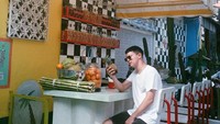 Berlibur ke Bali, Marcell mampir ke Motel Mexicola untuk bersantai sambil mengabadikan foto-fotonya di kafe yang Instagrammable itu. Foto: Instagram @marcelldarwin