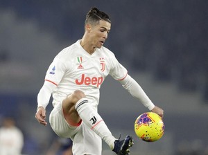 Wow! Aksi Memukau Ronaldo Lewati Adangan Smalling