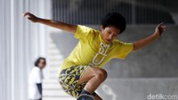 Di tempat ini warga bisa mempelajari trik-trik bermain skateboard seperti melompat.