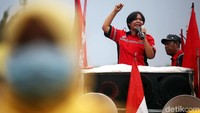 Seorang orator tengah menyuarakan aspirasinya terkait penolakan Omnibus Law-RUU Cipta Lapangan Kerja di depan gedung DPR, Jakarta.