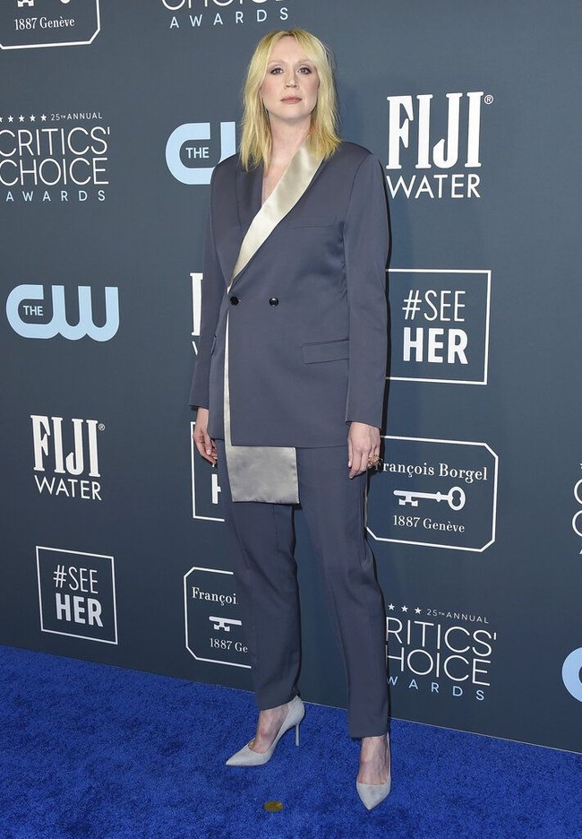 Alih-alih gaun, bintang Game of Thrones Gwendoline Christie justru memilih koleksi busana pria dari Dior. Ia tampak berwibawa tapi tetap bergaya dalam balutan setelan abu-abu tersebut. (Foto: Jordan Strauss/Invision/AP)