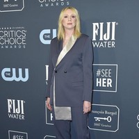Alih-alih gaun, bintang Game of Thrones Gwendoline Christie justru memilih koleksi busana pria dari Dior. Ia tampak berwibawa tapi tetap bergaya dalam balutan setelan abu-abu tersebut. (Foto: Jordan Strauss/Invision/AP)