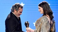 Anne Hathaway berkesempatan untuk memberikan piala untuk juara dari kategori Best Actor yang dimenangkan Joaquin Phoenix. Amy Sussman/Getty Images