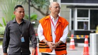 Eldin diduga menerima suap total Rp 330 juta. Duit itu diduga untuk menutupi kelebihan biaya perjalanan dinas ke Jepang yang ditagih kepadanya. Kelebihan dana Rp 800 juta itu diduga akibat istri dan anak serta pihak lain yang tak berkepentingan turut ikut ke Jepang.