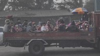 Sejumlah warga di kawasan Filipina mengungsi usai Gunung Taal erupsi menghasilkan abu vulkanik yang berbahaya bila dihirup oleh manusia.