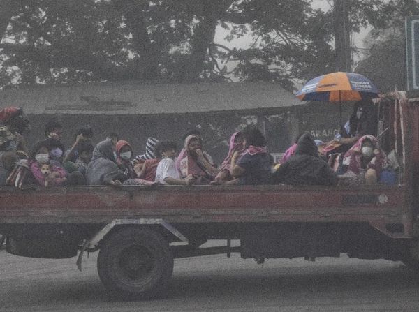 Warga Filipina Mengungsi Imbas Erupsi Taal Volcano