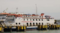 Dua unit kapal Ferry milik PT ASDP Indonesia Ferry berlabuh di pelabuhan Bolok, Kupang, NTT Senin (13/1/2020).