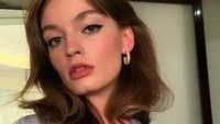 Para netizen pun langsung penasaran apakah Emma Mackey adalah saudara dari Margot Robbie. Dok. Instagram/emmatmackey