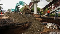 Satu alat berat diturunkan untuk mempercepat pengerjaan.