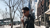 Banyak habiskan waktunya di Sydney, Australia, Marcell nampaknya paling suka jalan-jalan sambil menikmati es krim di bawah sinar matahari. Foto: Instagram @marcelldarwin