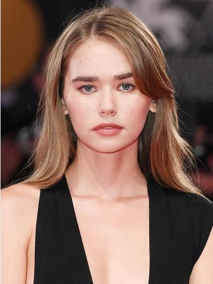 Potret Gabriella Brooks yang Digosipkan Tunangan dengan Liam Hemsworth