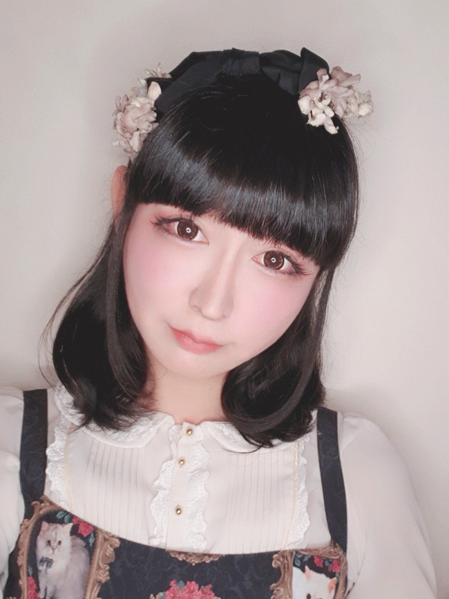 Seperti dikutip dari Oddity Central, pria yang kerap berdandan seperti wanita muda ini adalah seorang vokalis pria yang lahir pada 1977. Dia sudah menikah dan memiliki seorang anak. Aku adalah seorang ayah, ungkapnya kepada para pengikutnya di Twitter. Foto: dok. twitter @tani_takuma