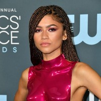 Lawan main Tom Holland di Spider-man: Far From Home ini memilih setelan crop top dan rok maksi rancangan Tom Ford. Foto: Emma McIntyre/Getty Images