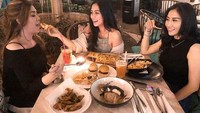 Manisnya Dara Arafah yang nongkrong bareng dengan teman-temannya. Ia bahkan sampai menyuapi makanan kepada salah satu temannya itu. Foto: Instagram @daraarafah