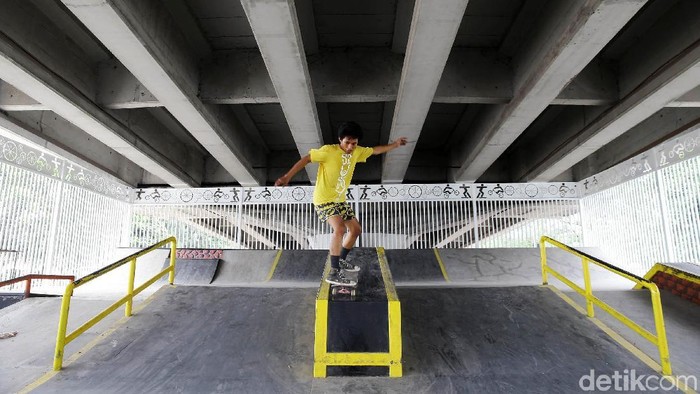 Pembangunan taman bermain skateboard atau skatepark di bawah Flyover Pasar Rebo telah rampung. Kini para pecinta olahraga skateboard bisa menggunakan fasilitas tersebut.