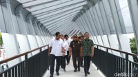Pusat oleh-oleh Kota Semarang di Jalan Pandanaran kini memiliki gedung parkir dan juga Jembatan Penyebrangan Orang (JPO) yang indah (Angling Adhitya Purbaya/detikcom)