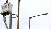 Petugas harus menggunakan crane karena tingginya letak kamera CCTV tersebut.