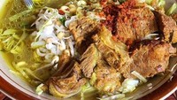 Soto Lamongan biasanya dari daging ayam, tapi di warung cak Liem soto lamongan dengan paduan daging sapi. Mantap banget dagingnya. Foto: Instagram @javafoodie
