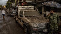 Hujan abu diketahui telah terjadi sejak Minggu (12/1) lalu.