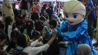 Relawan menggunakan kostum badut menghibur anak-anak korban bencana di Desa Banjar Irigasi, Lebak, Banten, Minggu (12/1/2020). Kegiatan bermain dan menghibur dilakukan oleh berbagai relawan guna memulihkan trauma anak-anak korban bencana banjir bandang dan longsor. ANTARA FOTO/Muhammad Bagus Khoirunas.